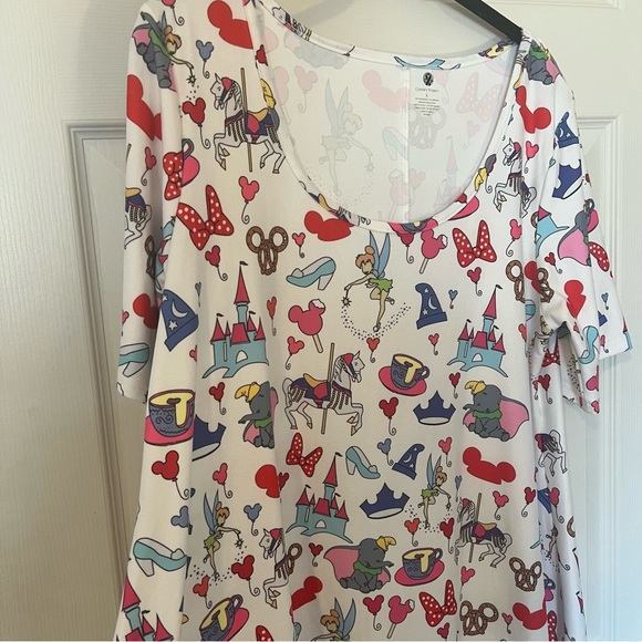 Flowy Disney print top! Women’s large. - Picture 3 of 4